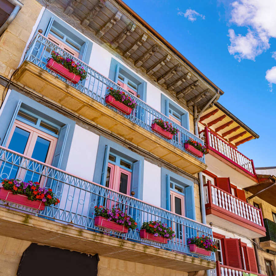 El pueblo más bonito de España para ir en septiembre según National Geographic está en el País Vasco y tiene casitas de colores
