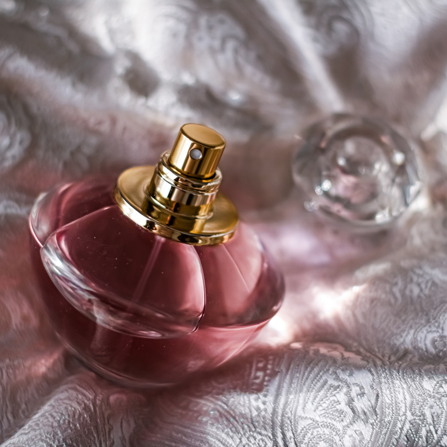 10 perfumes sensuales con almizcle, el aroma de la pureza, que llevan pocas mujeres (y toque empolvado)