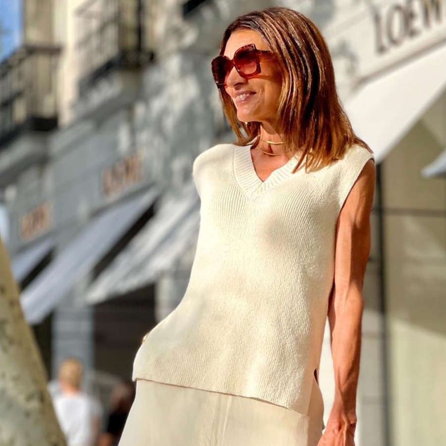 Massimo Dutti agotará el chaleco de punto de estilo lujo silencioso que las influencers +50 llevan con falda midi