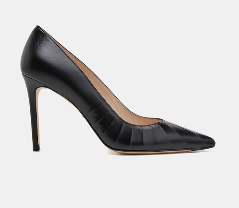 Zapatos de salón de mujer en negro con puntera fina y tacón de aguja