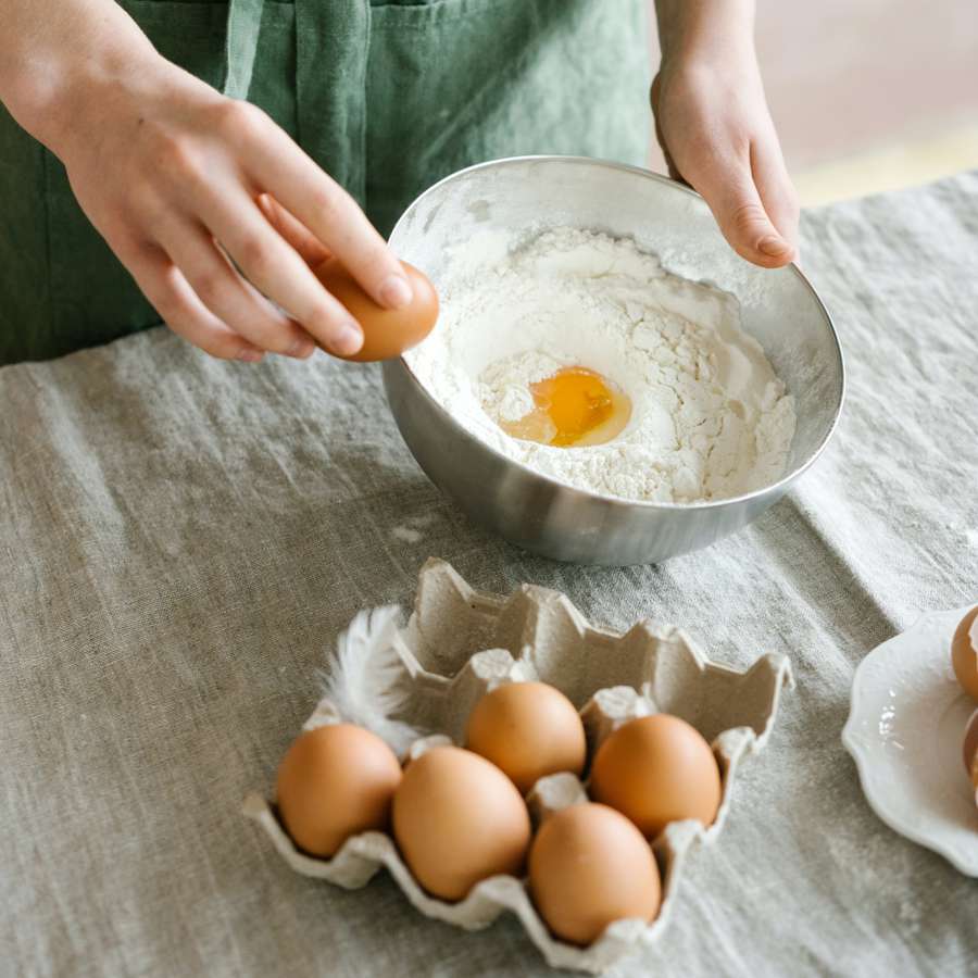 El postre otoñal de la abuela con leche y huevo: es el más barato, delicioso y rápido de hacer (VÍDEO)