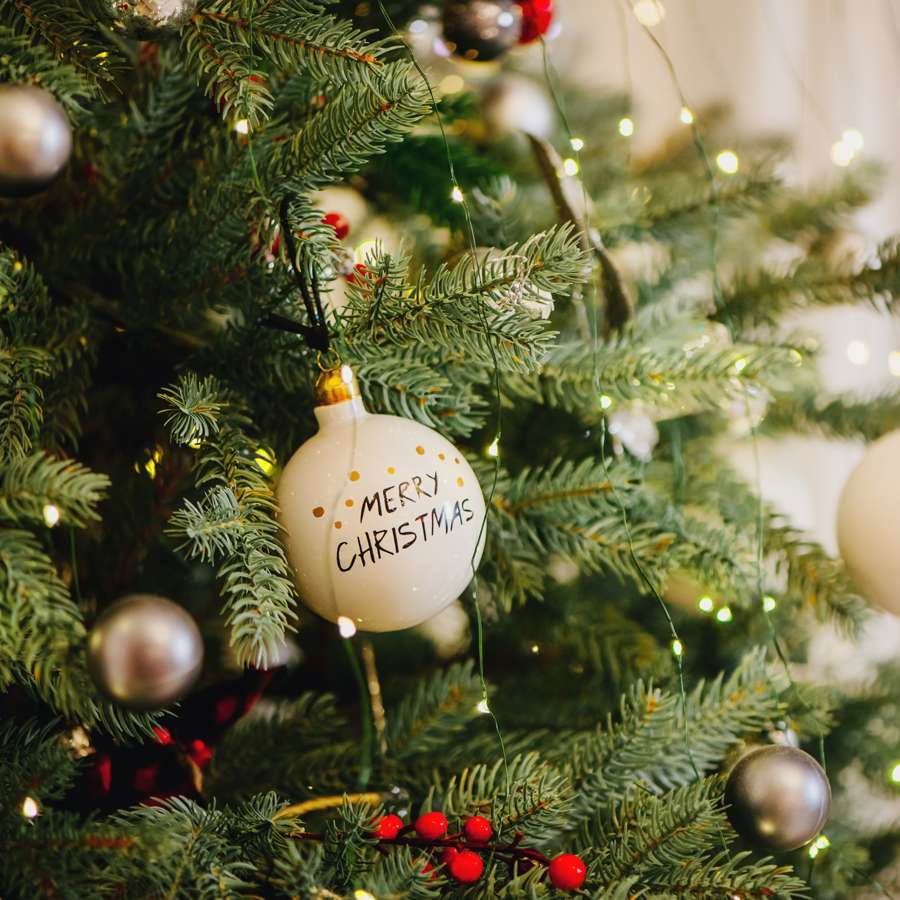 Tiger agotará las bolas de Navidad más originales con diseños poco navideños (no aptas para aburridos) 