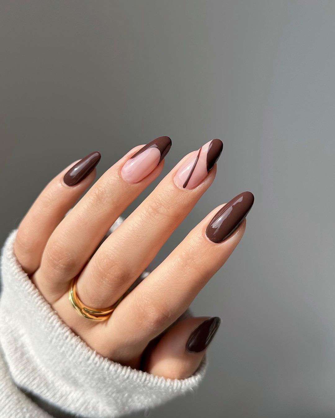 5 colores de uñas que serán máxima tendencia en Navidad: marrón