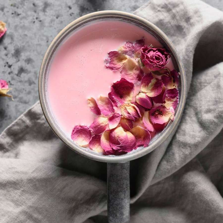Anne Igartiburu se suma a la leche de luna rosa: la bebida con ashwagandha para dormir mejor que puedes hacer en casa