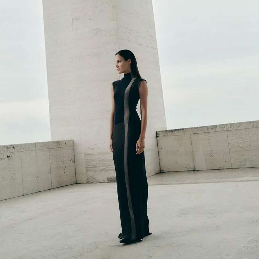 Primark está agotando el vestido negro que arrasa entre las que más saben de moda: midi, elegante, y efecto tipazo
