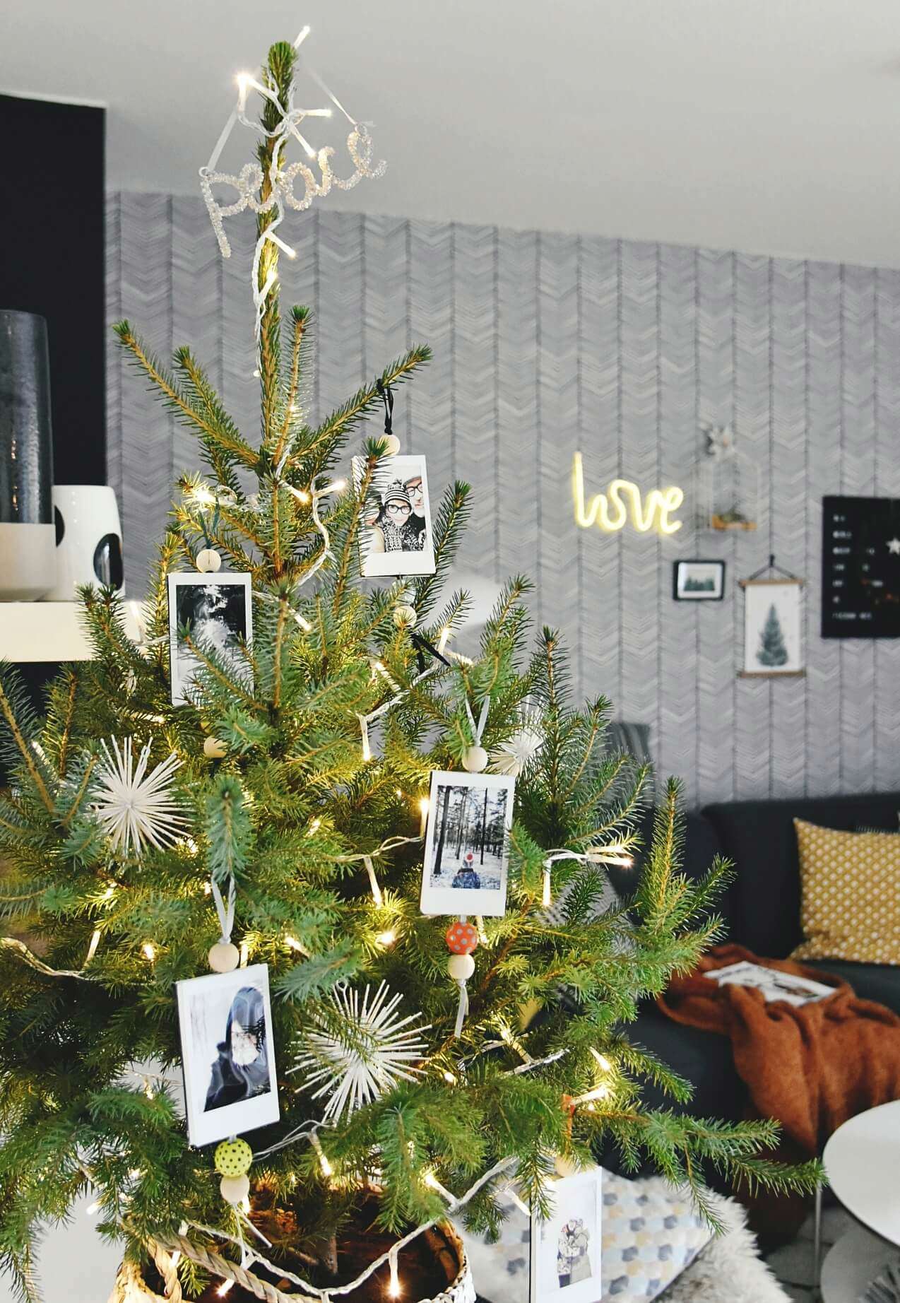 árbol decorado con fotografías