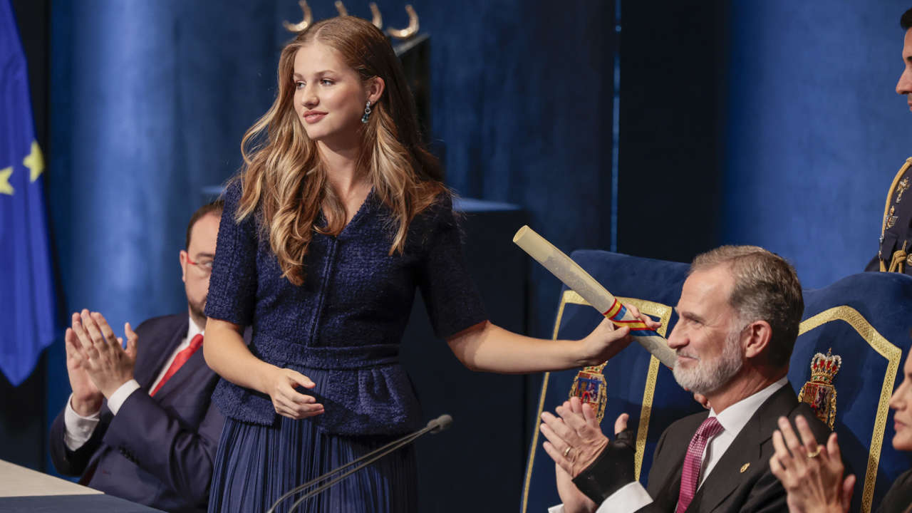 La princesa Leonor impacta con el vestido de terciopelo azul más elegante en los Premios Princesa de Asturias