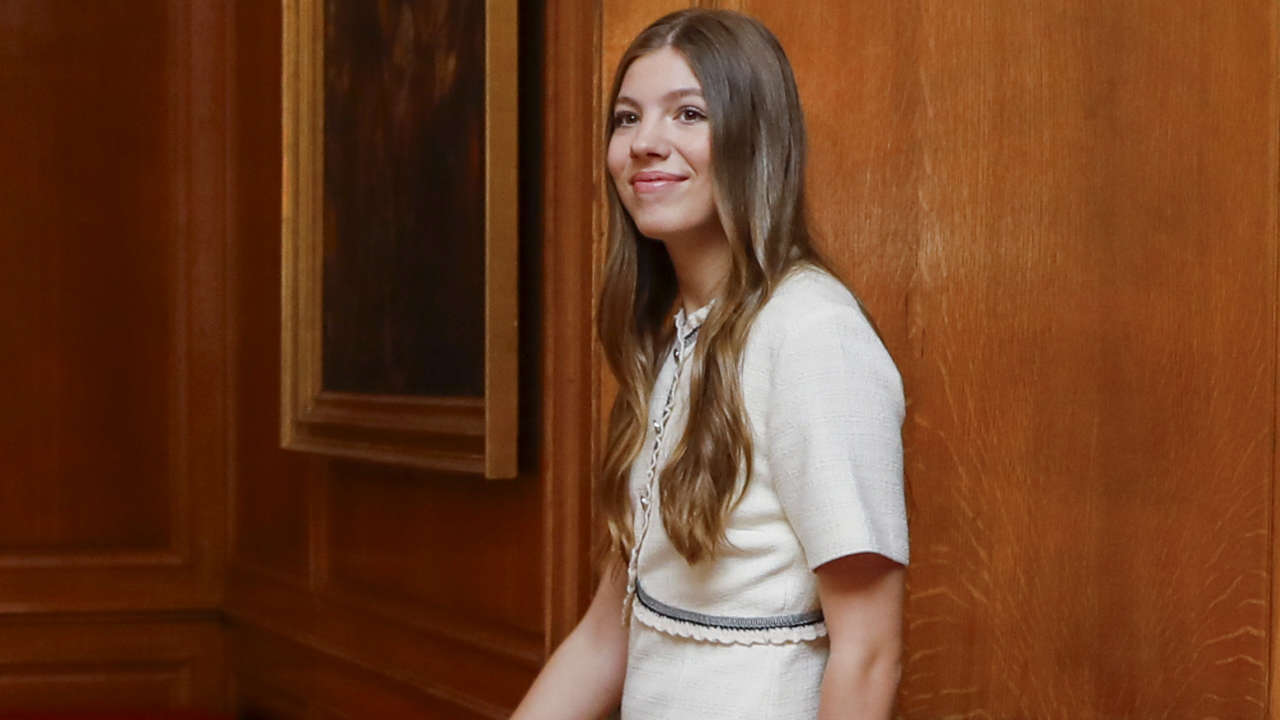 Las chicas elegantes de 50 agotarán en El Corte Inglés el vestido de tweed idéntico al de Sofía: parece de Chanel (y rebajado)