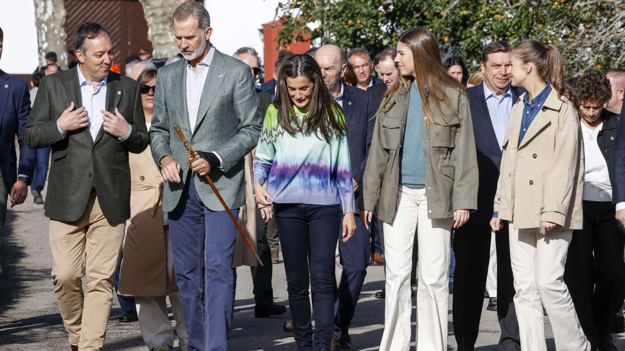 Letizia, Leonor y Sofía triunfan en Asturias con las chaquetas más ideales del otoño que tienen clon en Zara: casuales y muy versátiles