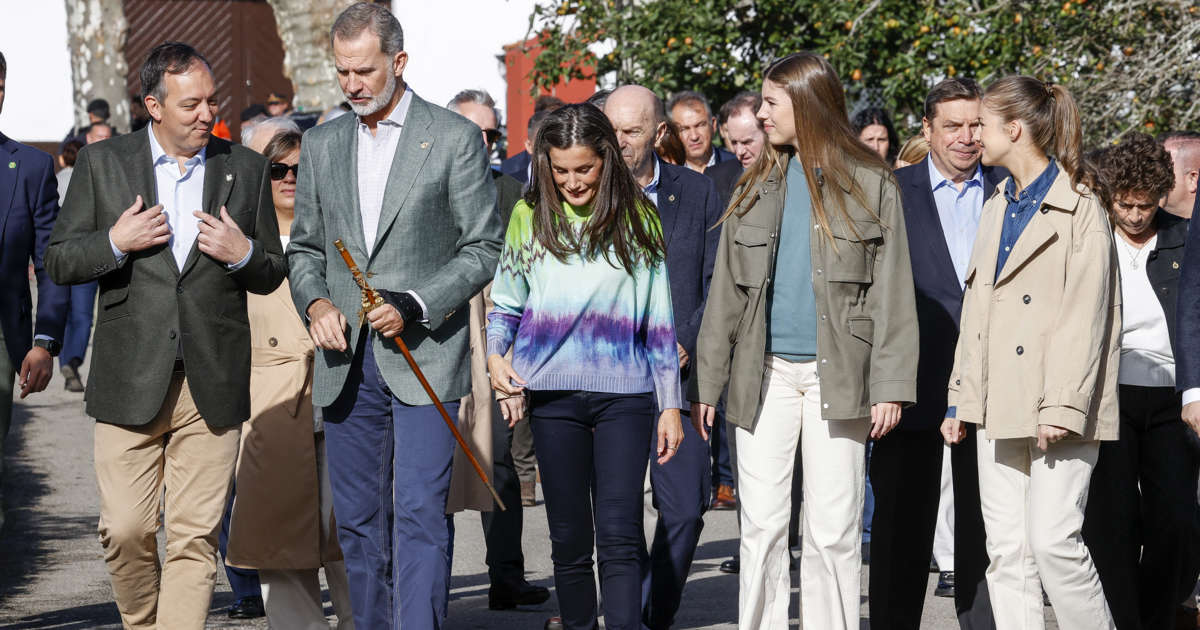 Letizia, Leonor y Sofía triunfan en Asturias con las chaquetas más ideales  del otoño que tienen clon en Zara: casuales y muy versátiles