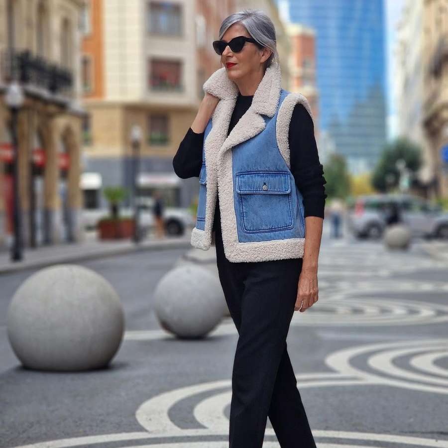 Las influencers +50 agotarán en Zara el chaleco denim con borreguillo más especial: calentito, en tendencia y muy juvenil