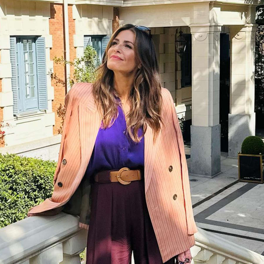 Nuria Roca agotará en Zara la camisa joya con la que las +50 elevan al lujo los looks con pantalones de vestir