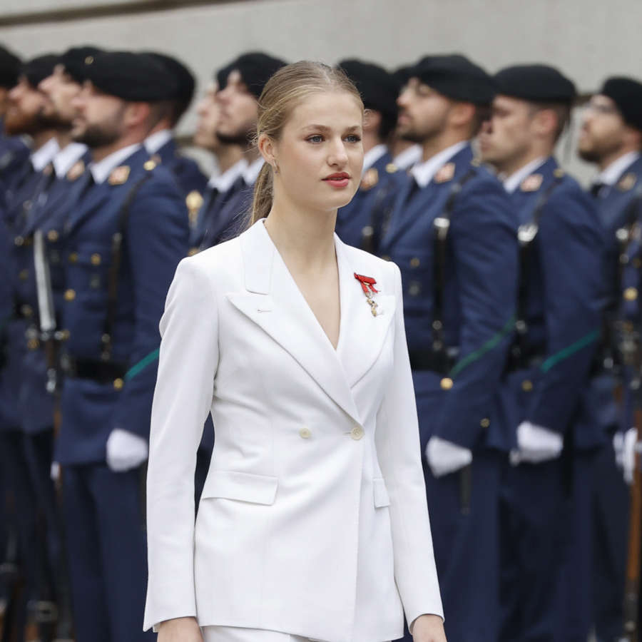 Leonor hace un guiño a Letizia actualizando el traje blanco de su pedida de mano en la jura de la Constitución 