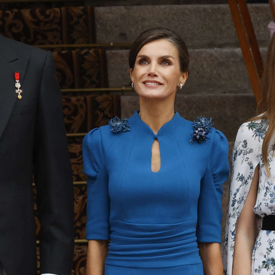 El vestido de Letizia para la jura de la Constitución de Leonor es PERFECTO para madrinas de otoño: con cintura drapeada y mangas holgadas