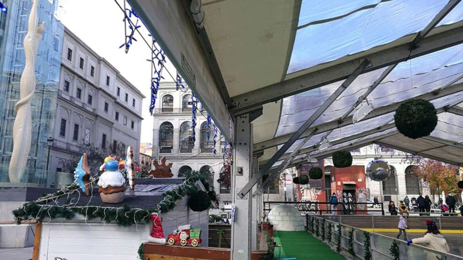 Mercadillos navideños madrid plaza Juan Goytisolo