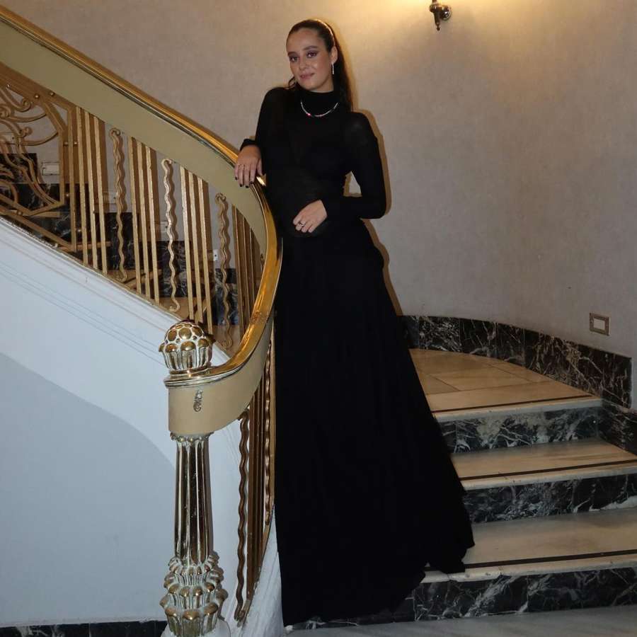 Zara tiene el clon del vestido negro asimétrico que Victoria Federica lleva con las uñas chocolate de moda