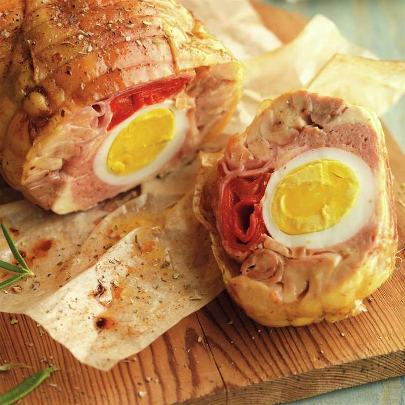Pollo relleno con huevo duro, pimientos rojos y jamón york