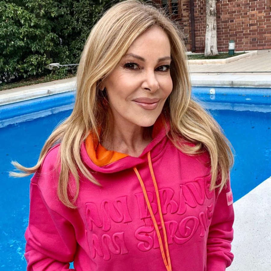 Ana Obregón agotará en H&M el jersey vitamina efecto buena cara a los 60: ideal con pitillos y zapatillas