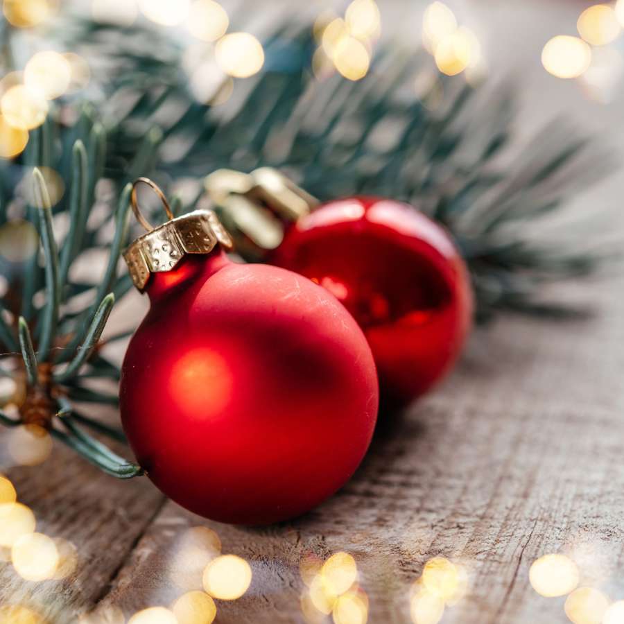 Llevas toda la vida poniendo las bolas del árbol de Navidad mal: esta es la forma elegante para que nunca se caigan