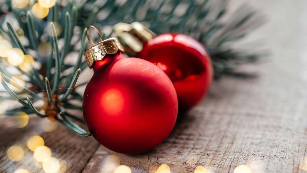 Llevas toda la vida poniendo las bolas del árbol de Navidad mal: esta es la forma elegante para que nunca se caigan