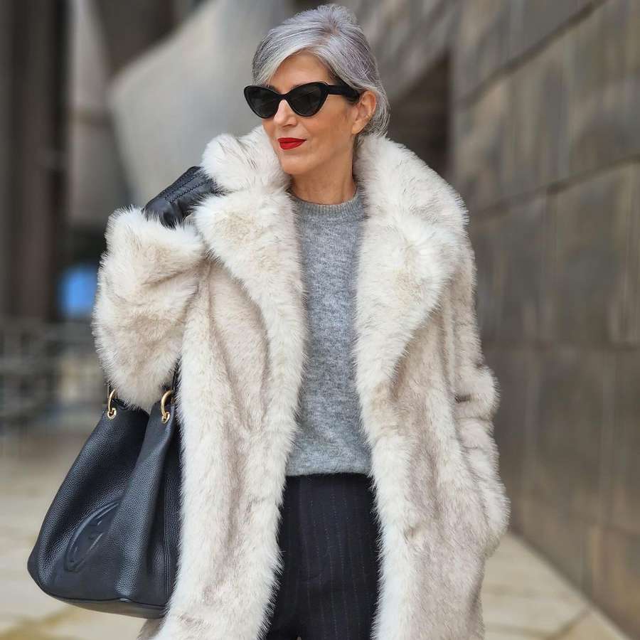 Las influencers +50 agotarán en Bershka el abrigo de pelito largo que parece de lujo, ideal para tus looks de Navidad