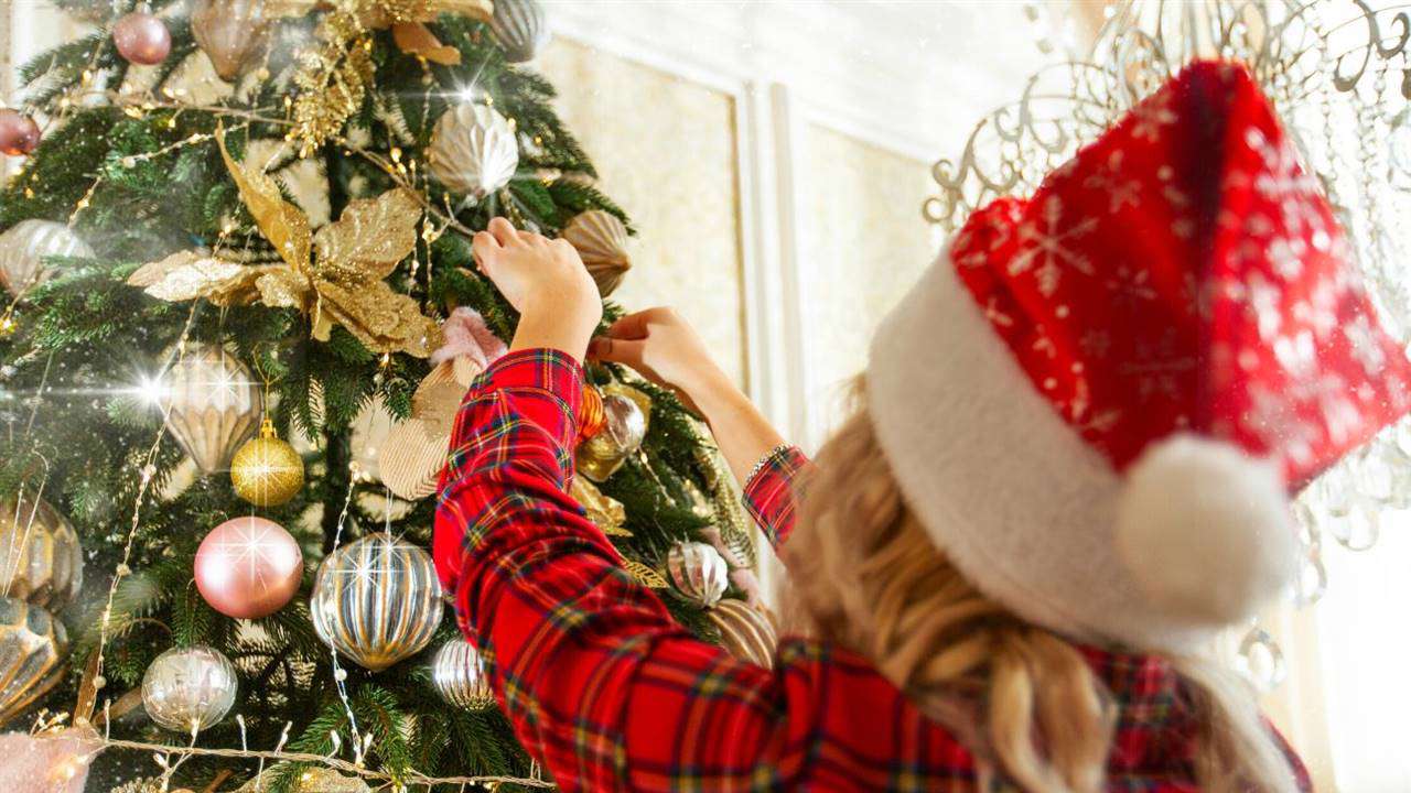 Con esta calculadora online podrás saber cuántas bolas y luces de Navidad necesita tu árbol para lucir perfecto