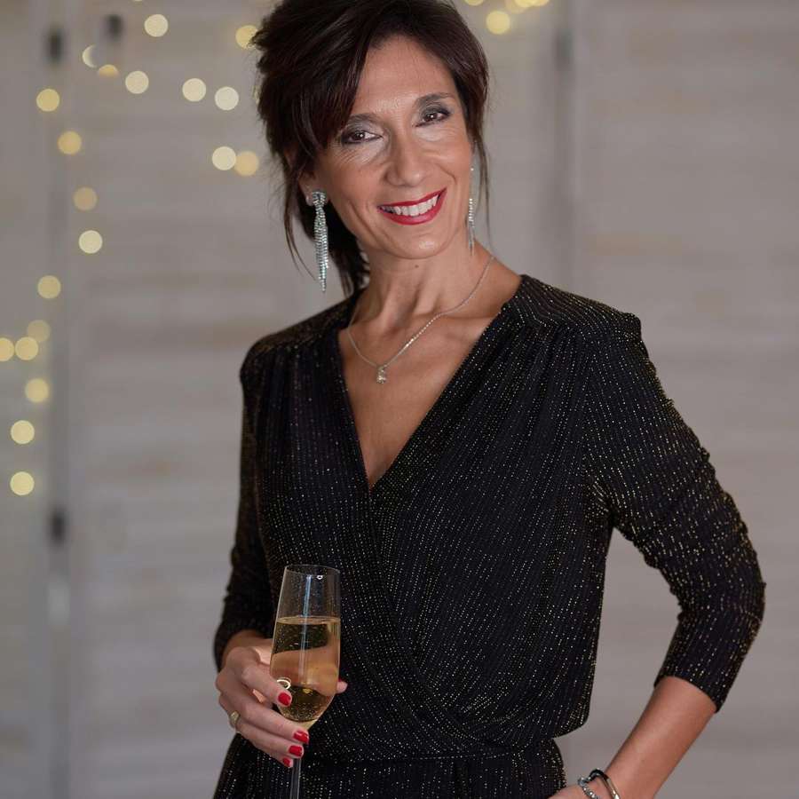 Blusa dorada de Zara con vaqueros: el look de las influencers + 50 más elegante y cómodo para Navidad