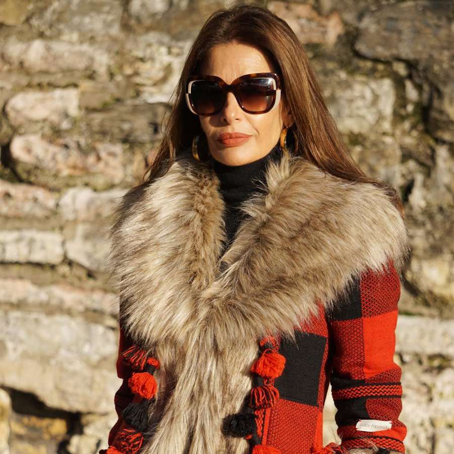 10 abrigos efecto pelo de Zara que respiran lujo silencioso ideales para mujeres de 50