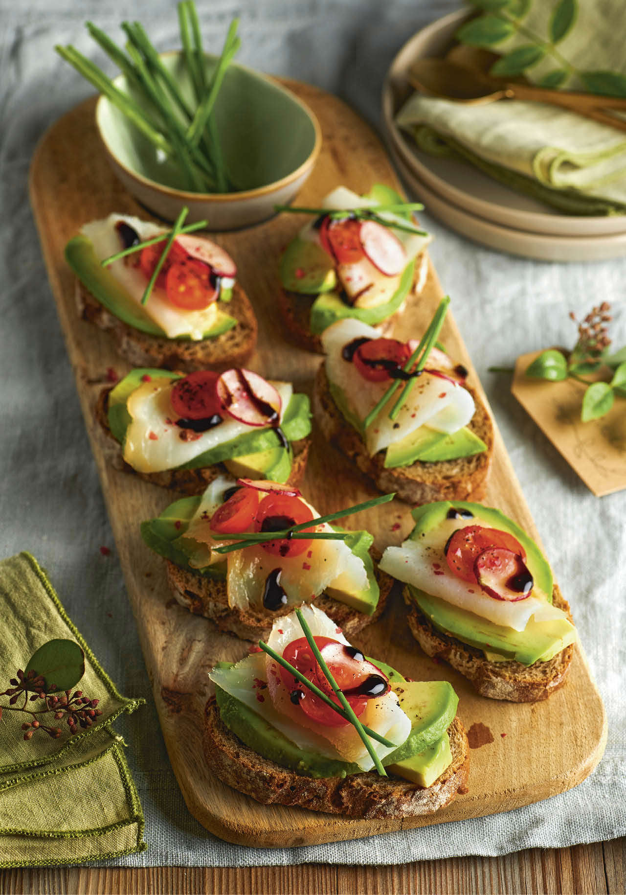 canapés con aguacate tosta aguacate bacalao