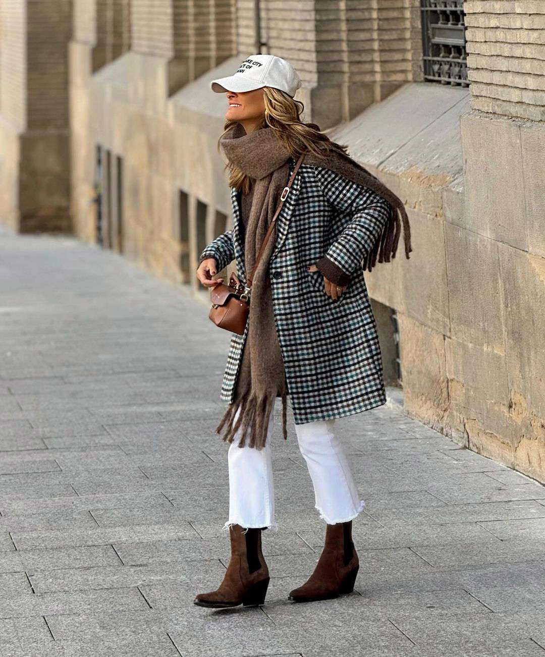 Las 10 prendas para mujeres de 50 que más se van a llevar en invierno: bufanda XL