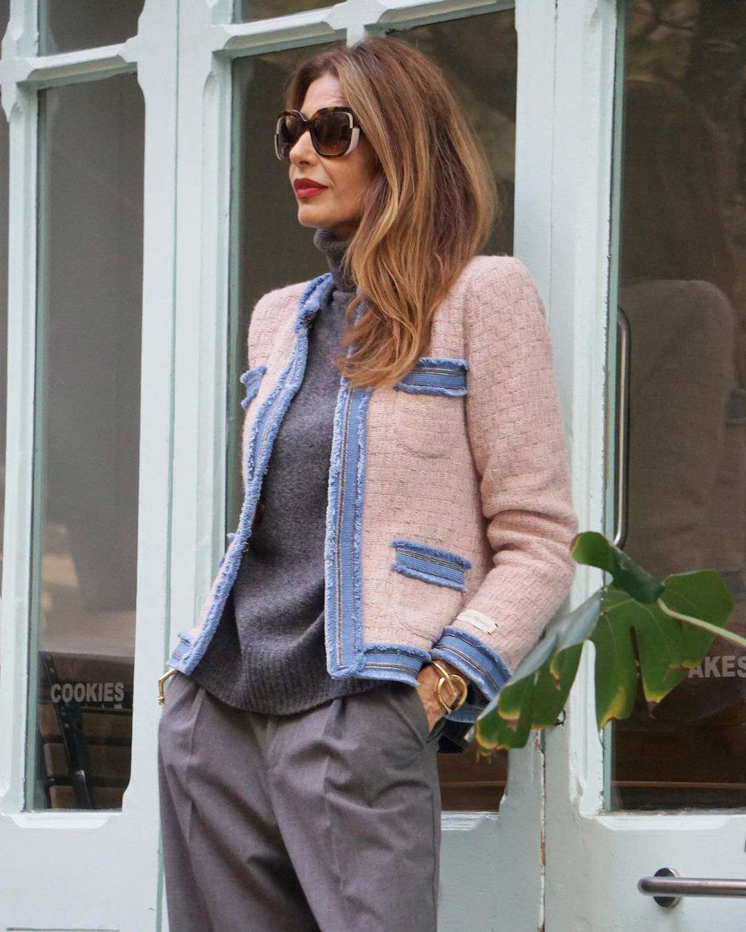 Las 10 prendas para mujeres de 50 que más se van a llevar en invierno: chaqueta de tweed