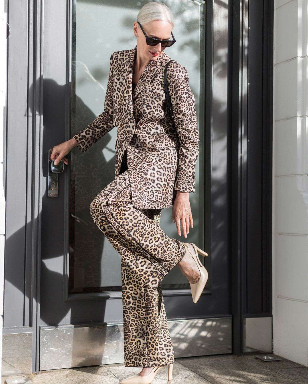 Las 10 prendas para mujeres de 50 que más se van a llevar en invierno: leopardo