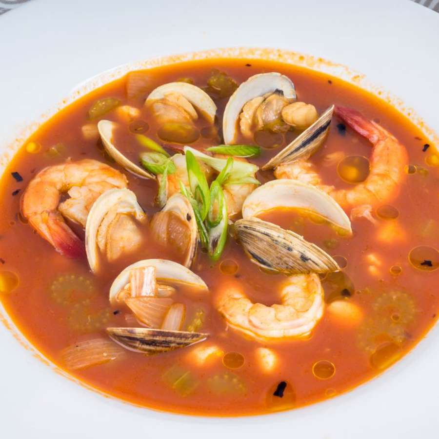Cada vez más gente escoge el entrante de sopa de pescado y marisco de Karlos Arguiñano: una receta fácil y rápida de Navidad