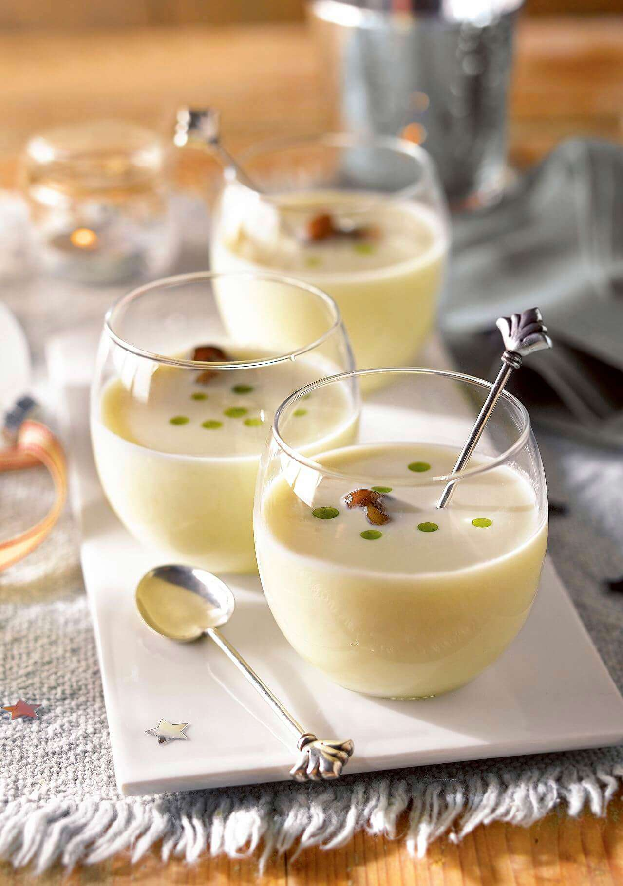 aperitivos en cucharas y vasitos chupitos de crema de coliflor