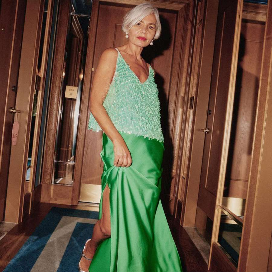 10 outfits con falda larga para mujeres de 50 años: elegantes, favorecedores y fáciles de copiar
