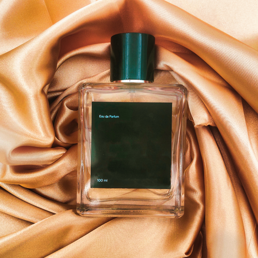 Los 10 perfumes de mujer que más se vendían en los años 90 (y seguimos usando)