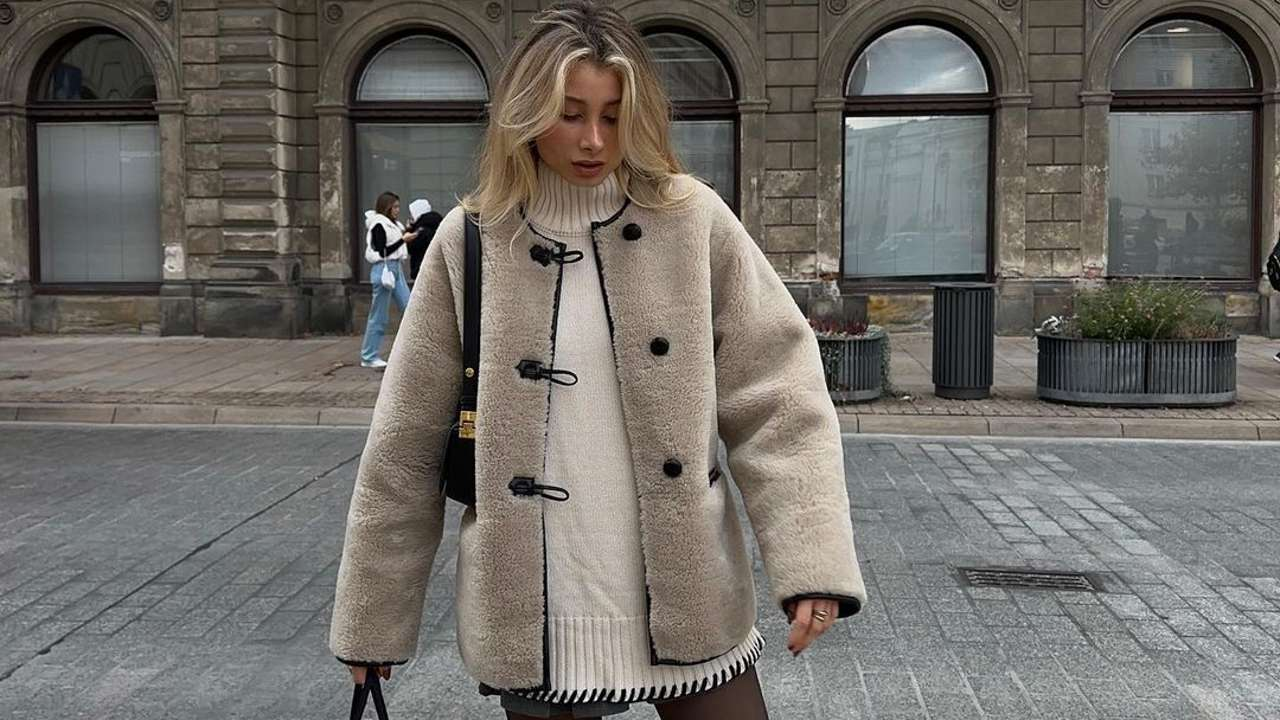 Las pijas agotarán en las rebajas de Zara el abrigo más elegante para invierno: respira lujo silencioso y estiliza