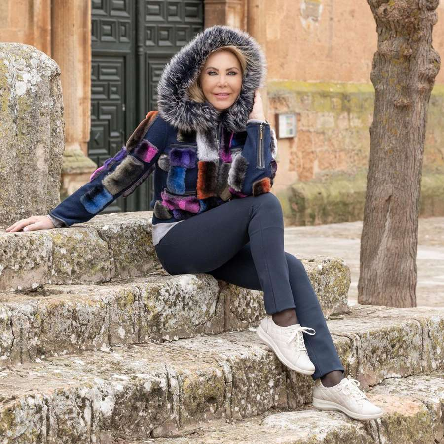 Norma Duval agotará en Amazon el abrigo de pelito ligero que mejor queda con leggings a los 60