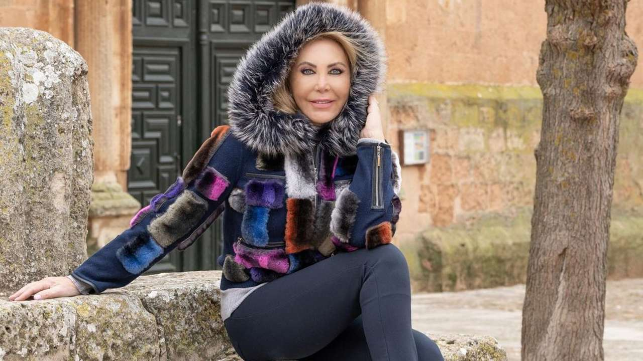 Norma Duval agotará en Amazon el abrigo de pelito ligero que mejor queda con leggings a los 60