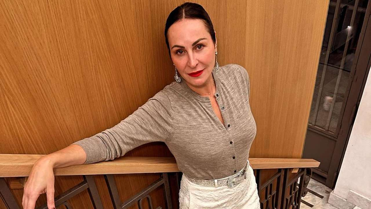 Ana Milán ficha en las rebajas de Sfera en El Corte Inglés, la blusa romántica más rejuvenecedora por menos de 20€