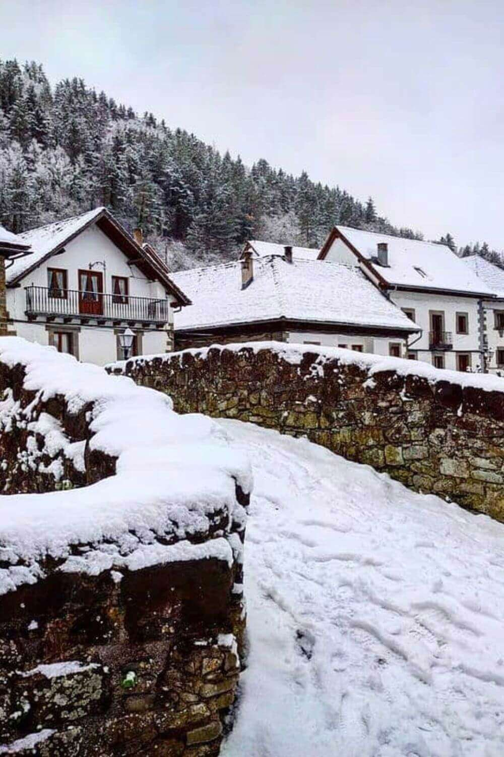 pueblos nevados bonitos de España Ochagavia Navarra