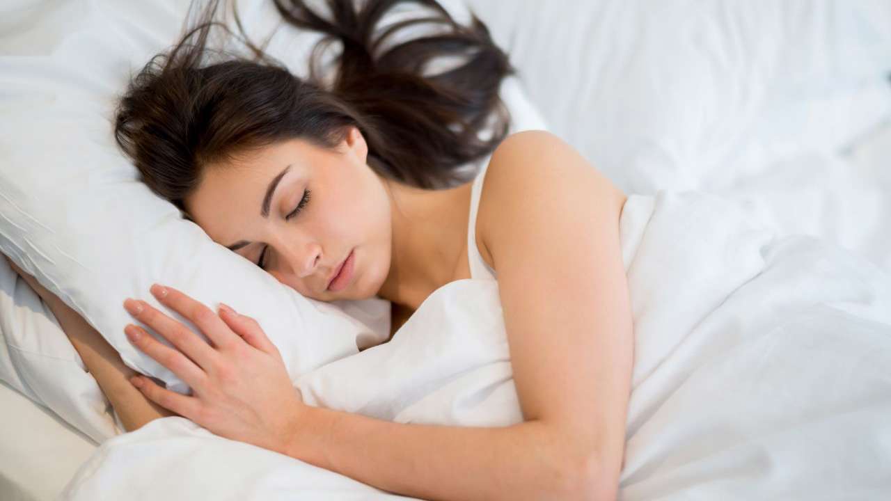 Cómo dormir rápido: el truco para dormirse en 1 minuto según el Dr. Andrew Weil