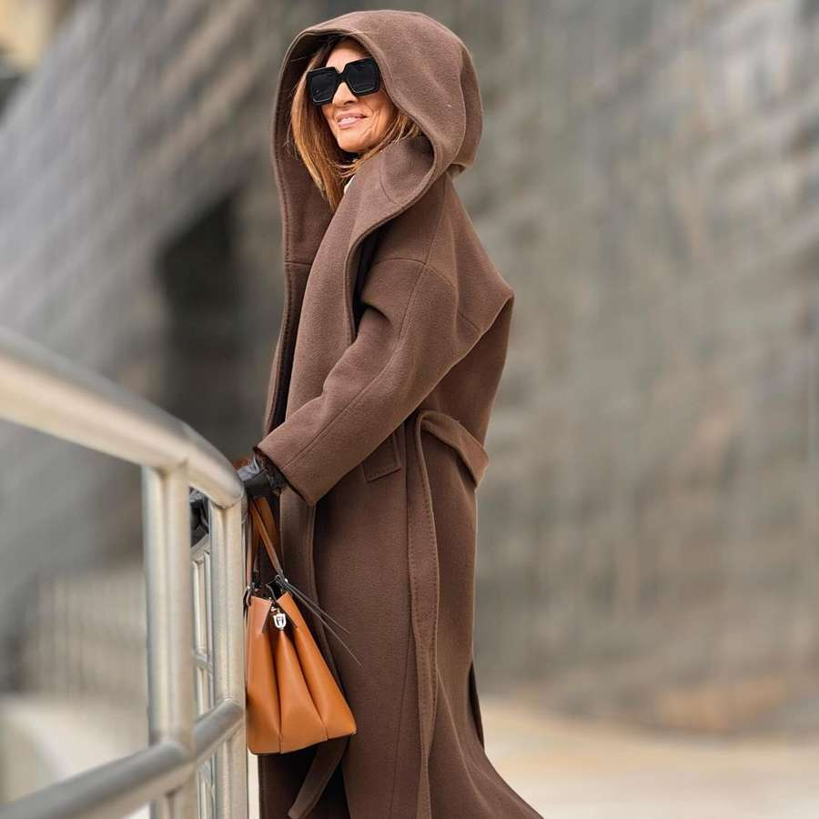 Las de 50 con más estilo invertirán en el abrigo lana manteco de Zara este invierno: confortable, elegante y con capucha