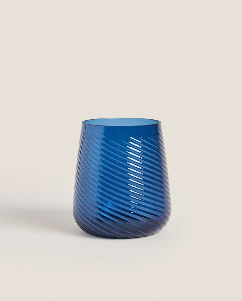Vaso azul con líneas en relieve de Zara Home