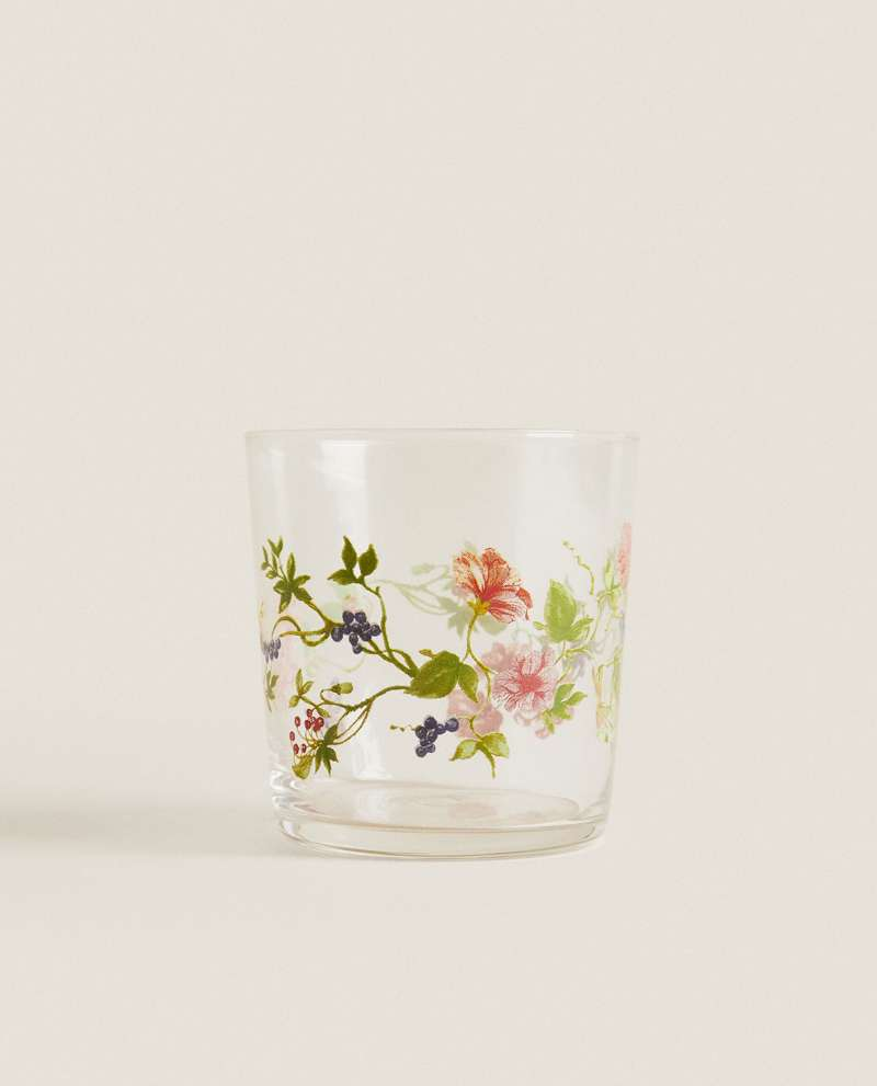 Vaso de vidrio con flores calcadas