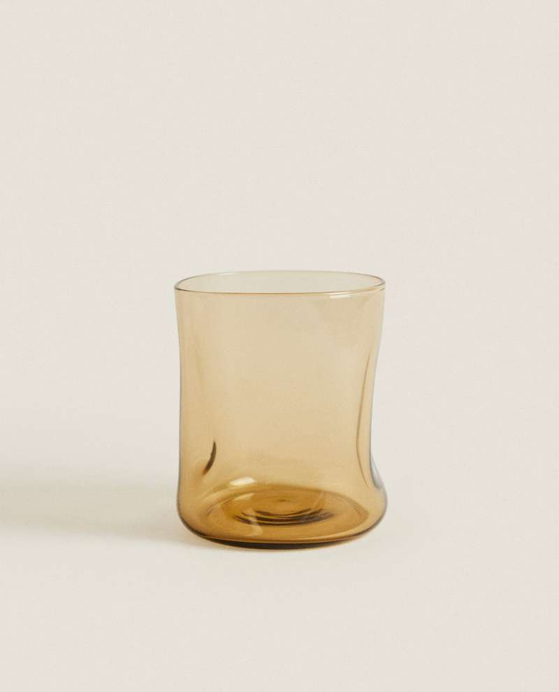 Vaso de vidrio con forma irregular