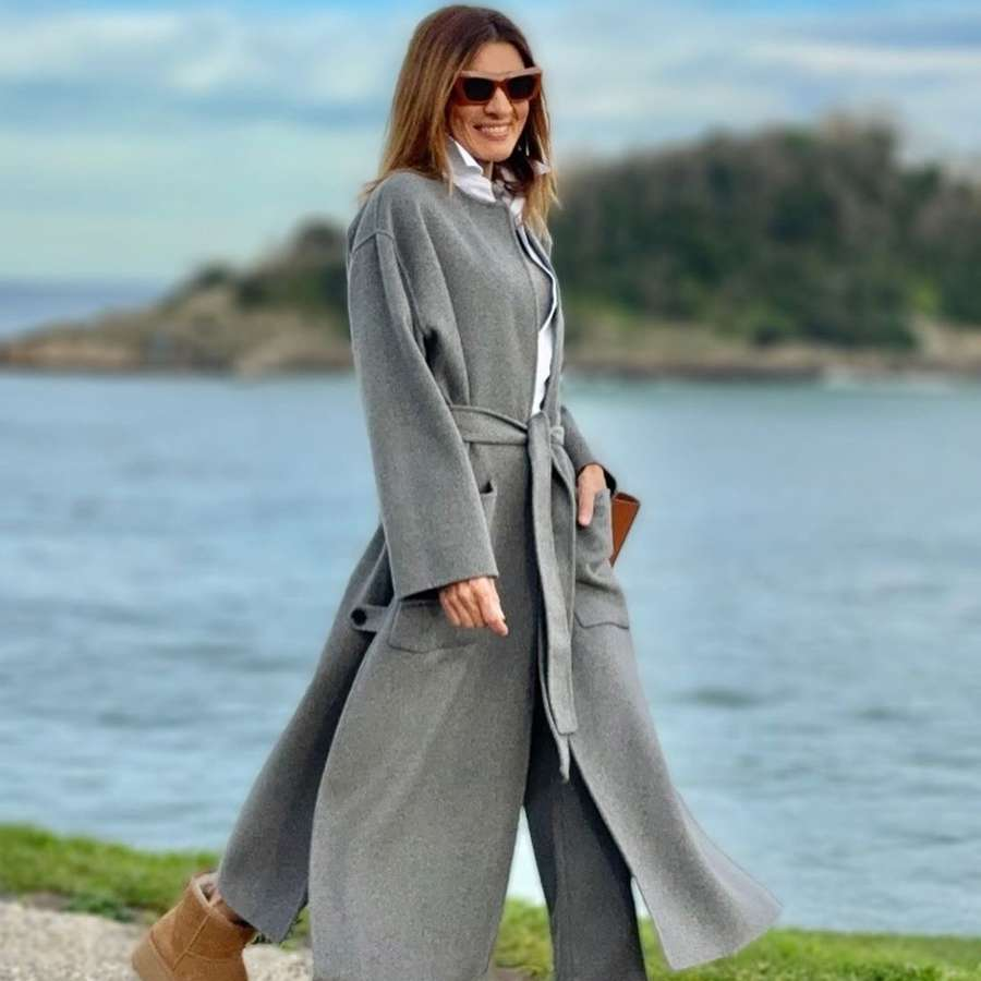 Las influencers de 50 fichan el abrigo gris de doble faz con lana de las rebajas de Zara: se ajusta en la cintura
