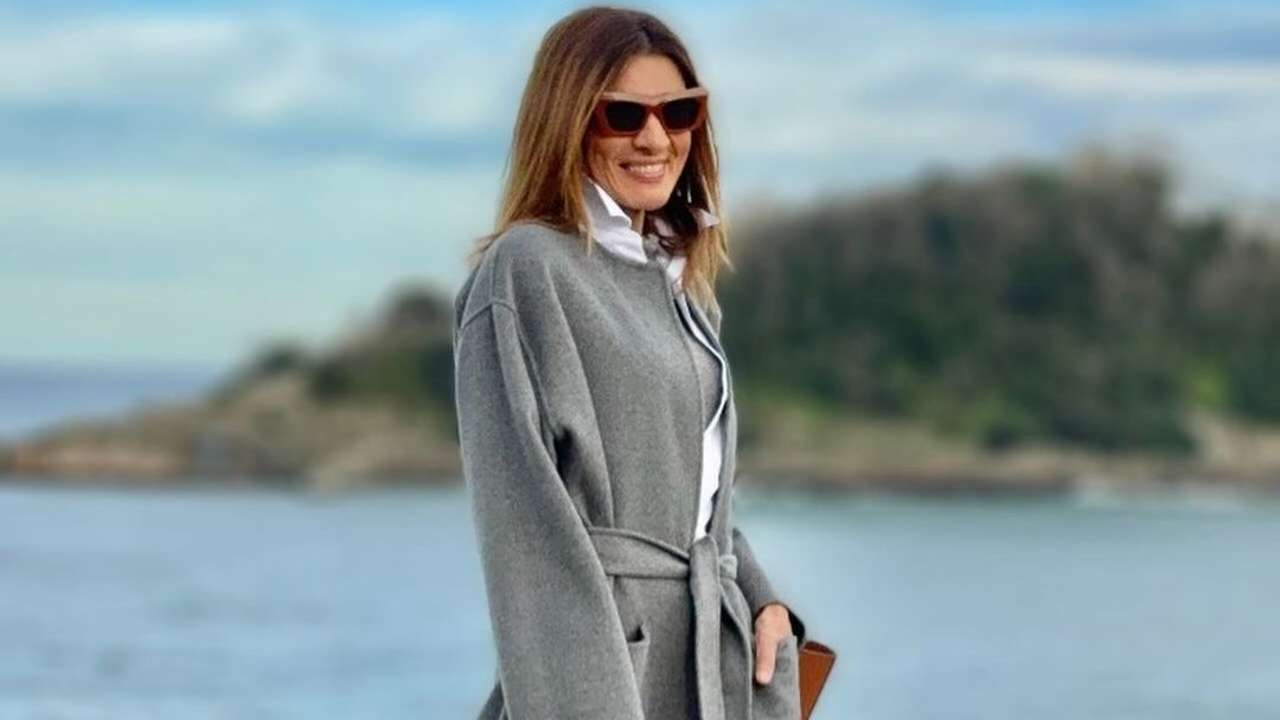 Las influencers de 50 fichan el abrigo gris de doble faz con lana de las rebajas de Zara: se ajusta en la cintura