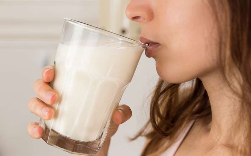 ¿Qué leche es recomendable tomar para bajar de peso?