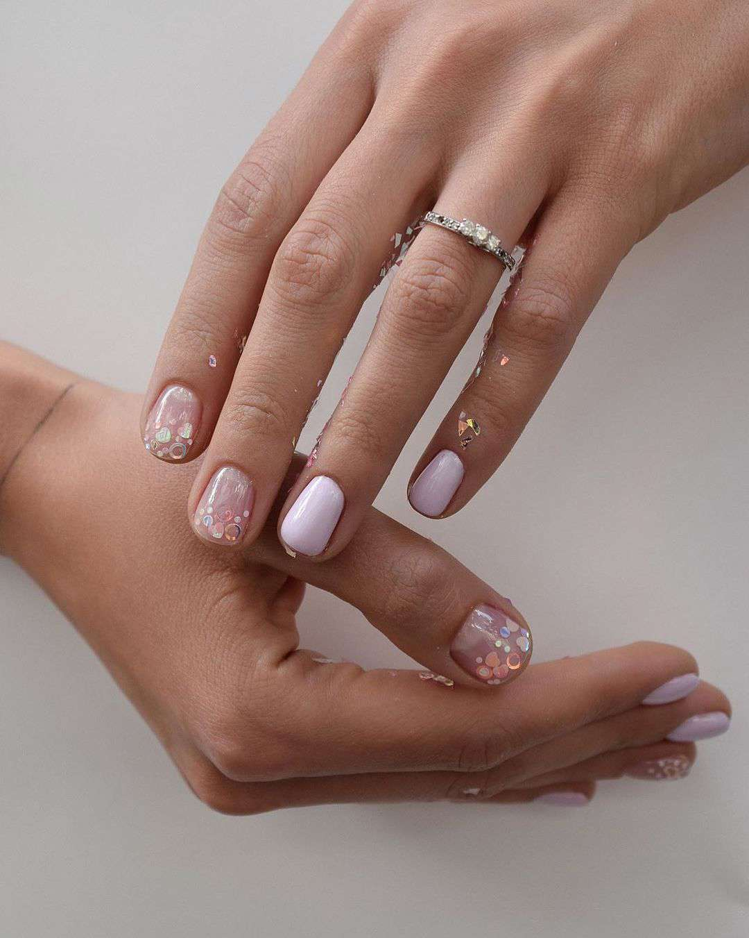 15 uñas permanentes bonitas para inspirarte: con glitter